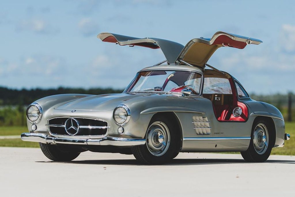 Mercedes 300 SL Gullwing avec ses célèbres portes papillon ouvertes