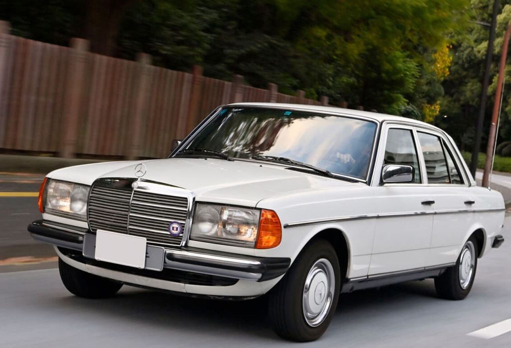 Mercedes W123 230 E blanche, symbole de robustesse de la marque