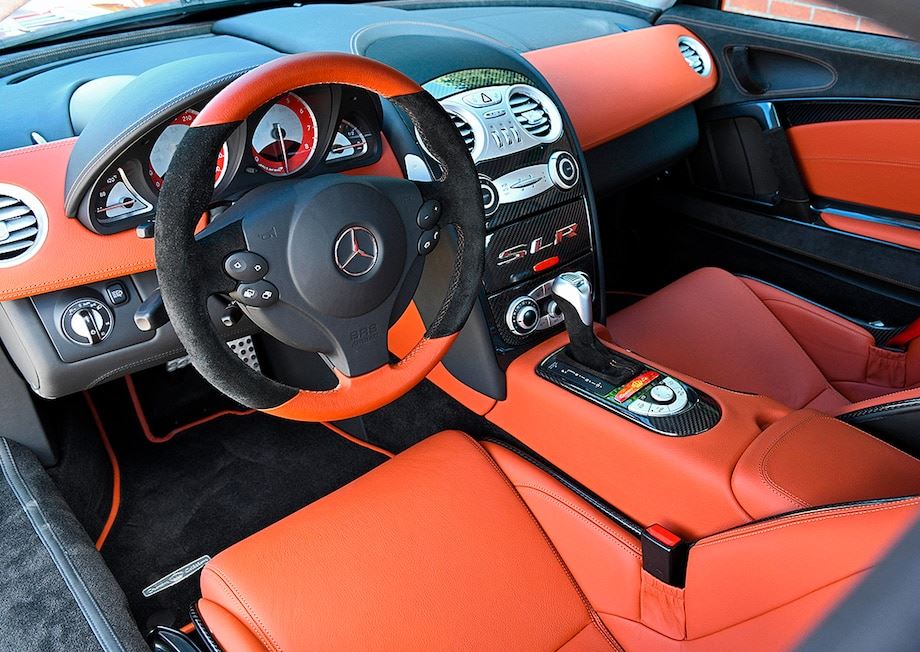 Habitacle en cuir rouge de la Mercedes SLR McLaren