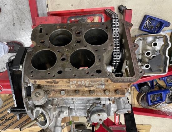 Bloc moteur V4 de Lancia Fulvia déculassé montrant les quatre cylindres
