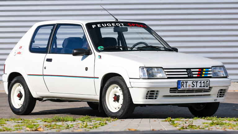 Peugeot 205 Rallye blanche vue de trois quarts avant avec ses bandes Peugeot Sport