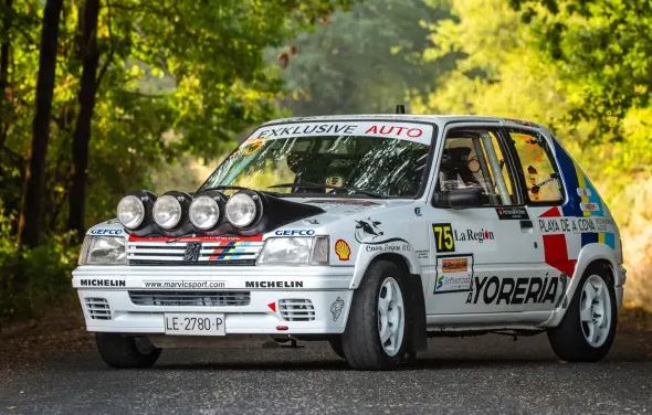 Peugeot 205 Rallye préparée pour la compétition avec quatre projecteurs additionnels