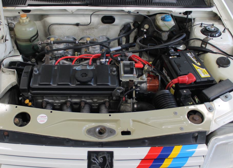Moteur d’une Peugeot 205 Rallye avec ses carburateurs et le compartiment moteur