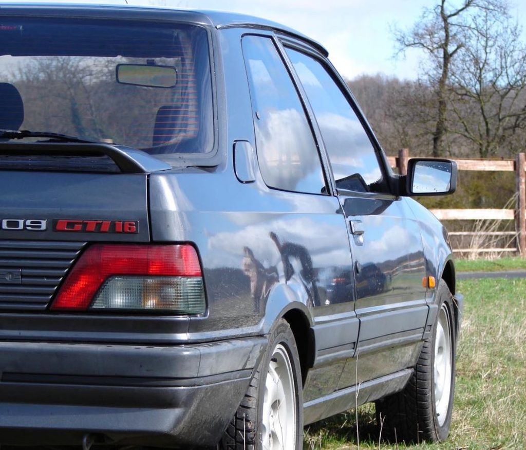 Peugeot 309 GTI 16 vue arrière avec badge GTI 16
