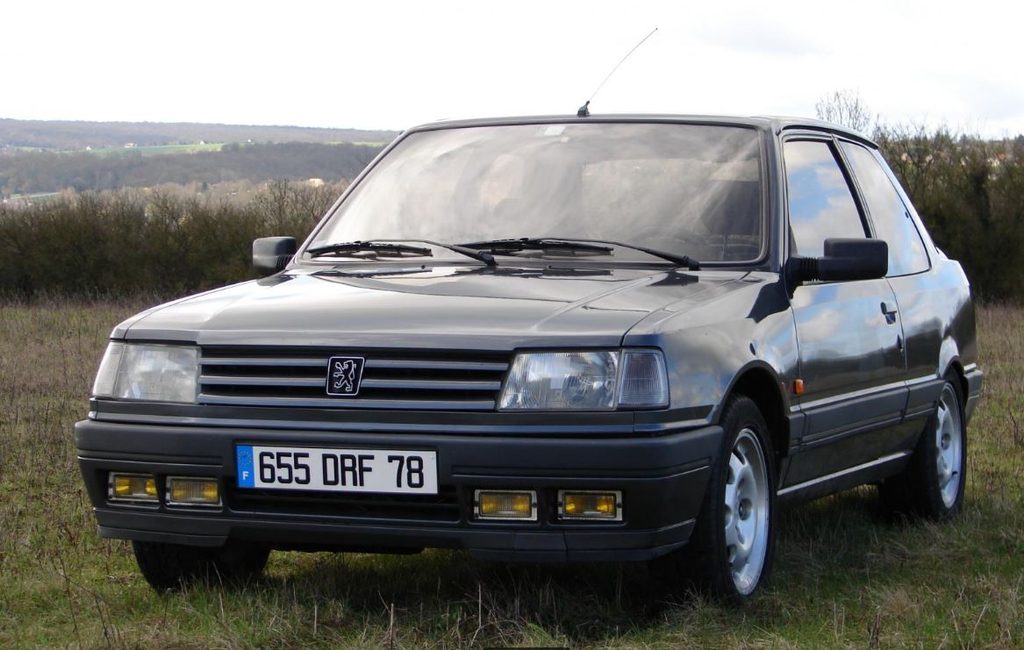 Peugeot 309 GTI 16 vue de trois-quarts avant