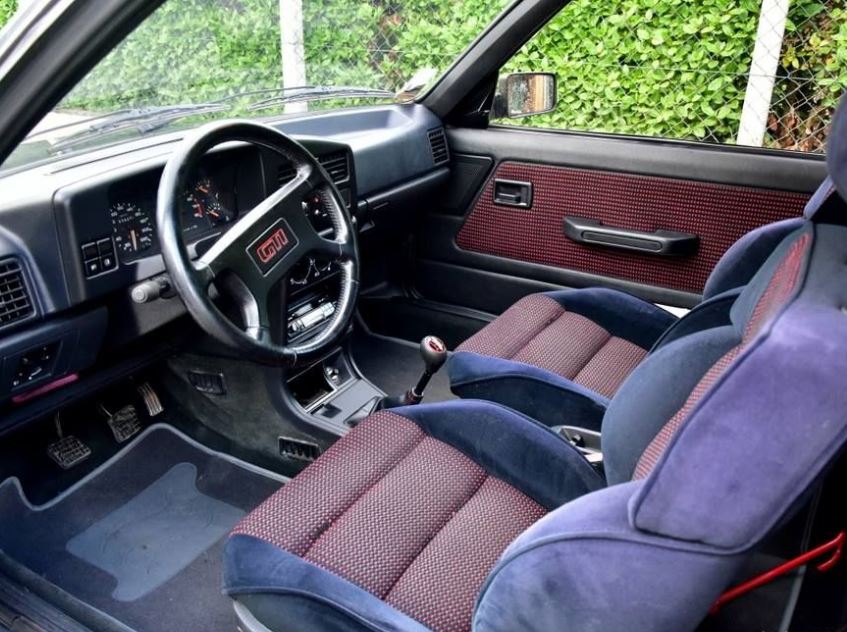 Habitacle de la Peugeot 309 GTI 16 avec sièges sport