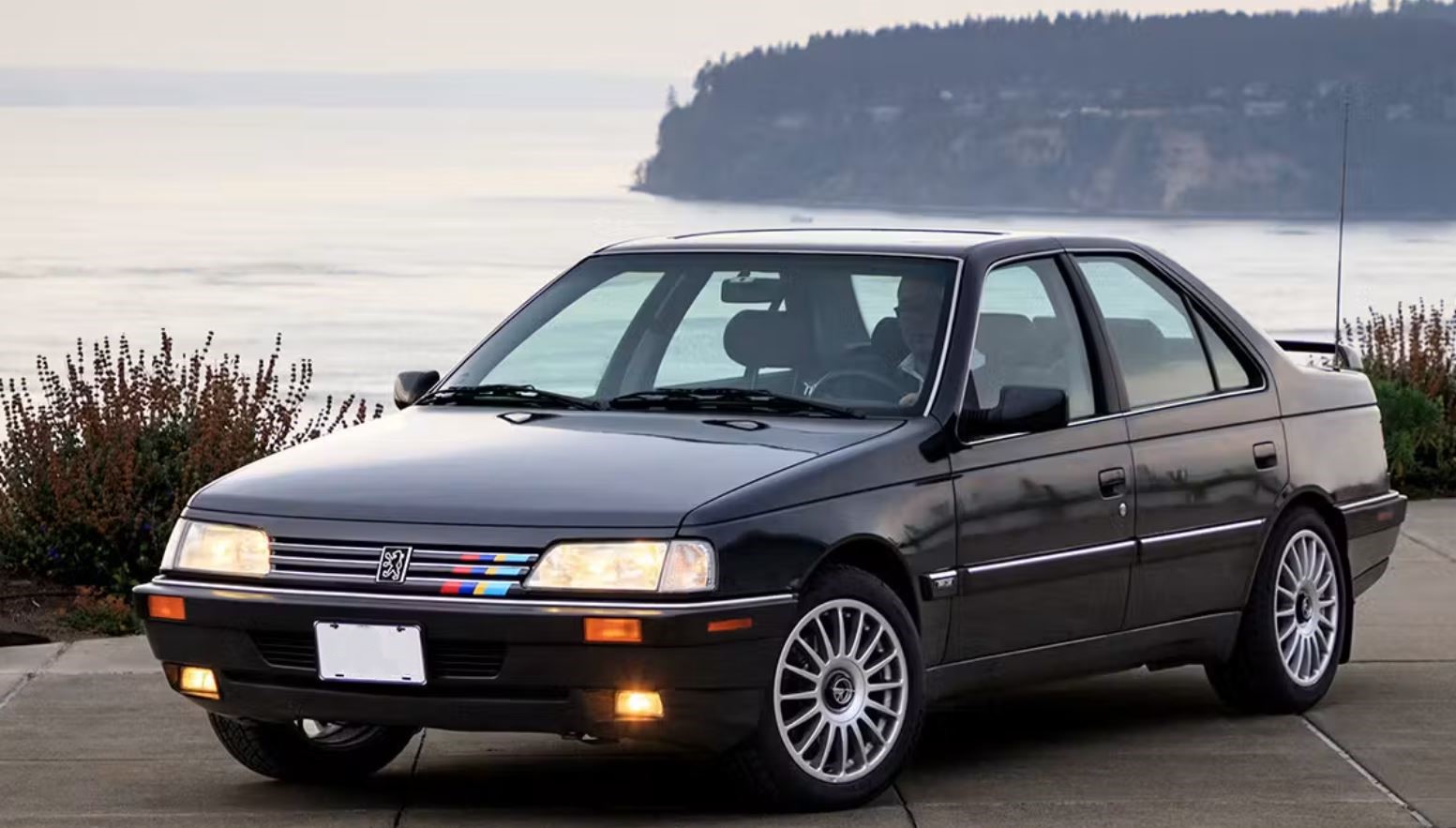 Peugeot 405 Mi16 noire vue de trois-quarts avant