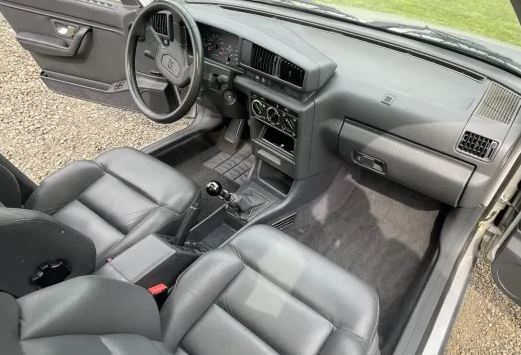 Habitacle et tableau de bord de la Peugeot 405 Mi16