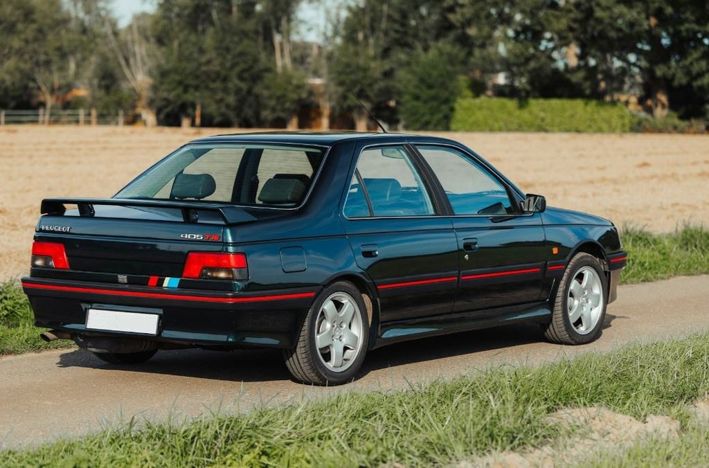 Peugeot 405 T16 vue de trois-quarts arrière