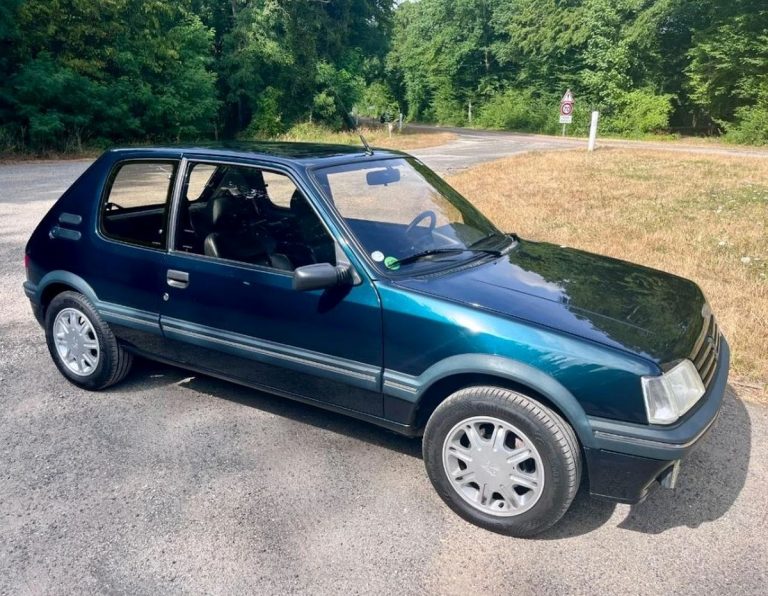 Peugeot 205 bleue, modèle choisi comme Peugeot la plus emblématique de l’histoire