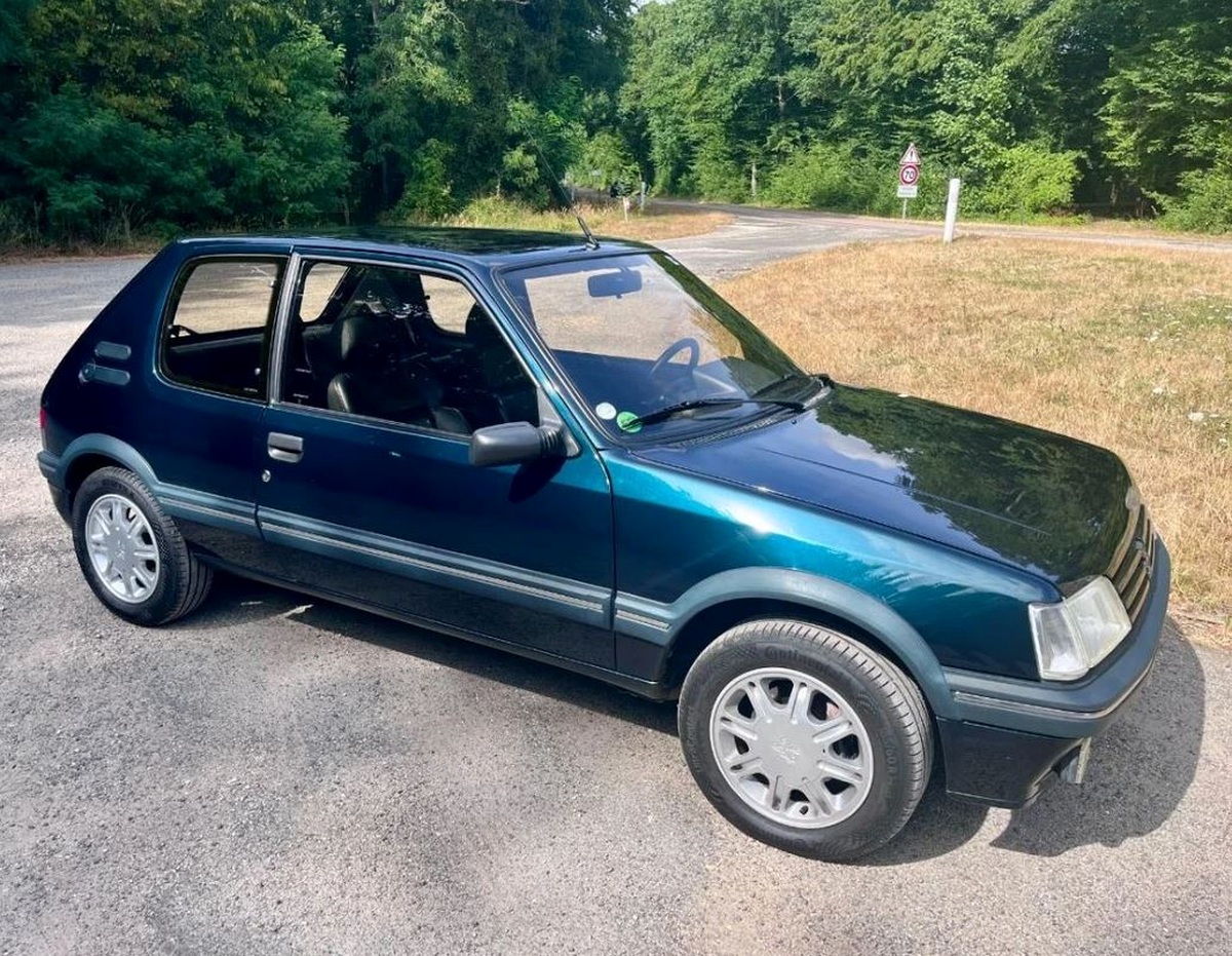 Peugeot 205 bleue, modèle choisi comme Peugeot la plus emblématique de l’histoire
