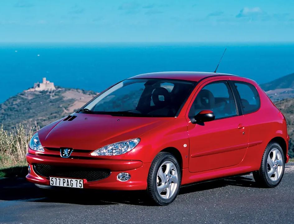 Peugeot 206 rouge trois portes, héritière du succès populaire de la Peugeot 205