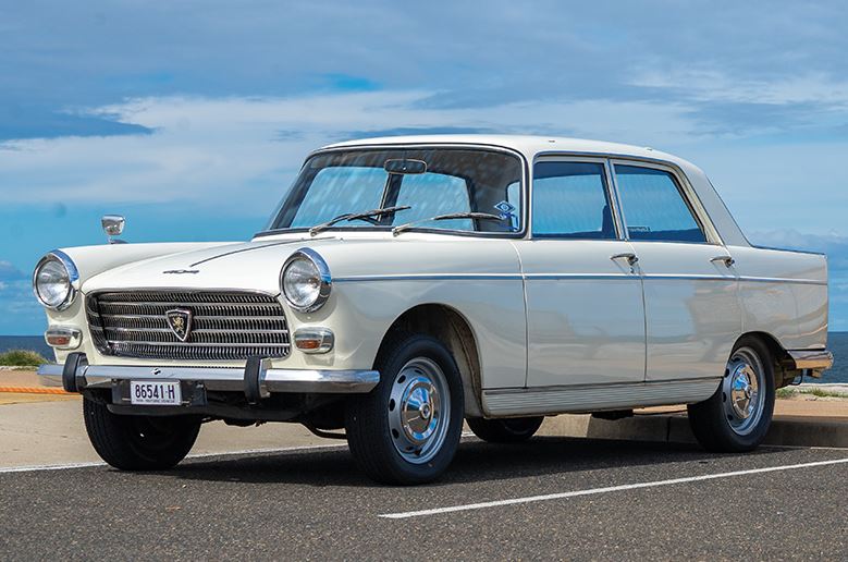 Peugeot 404 blanche, berline emblématique dessinée par Pininfarina