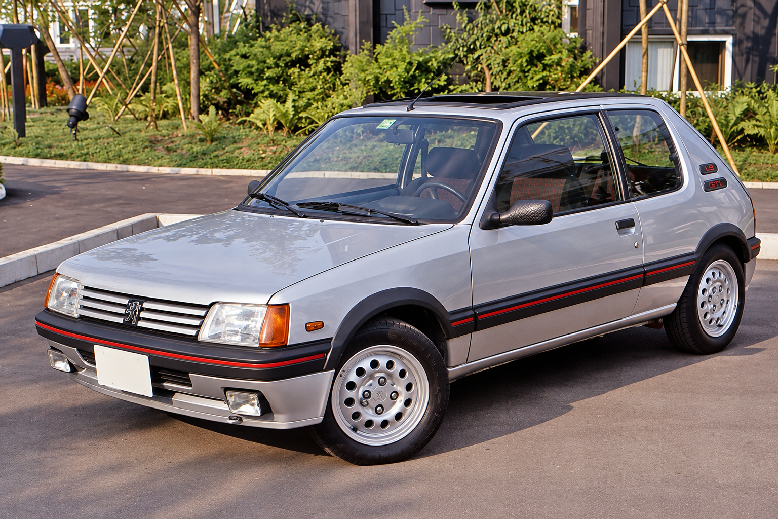 Peugeot GTI : 205 GTI grise, modèle emblématique de la lignée