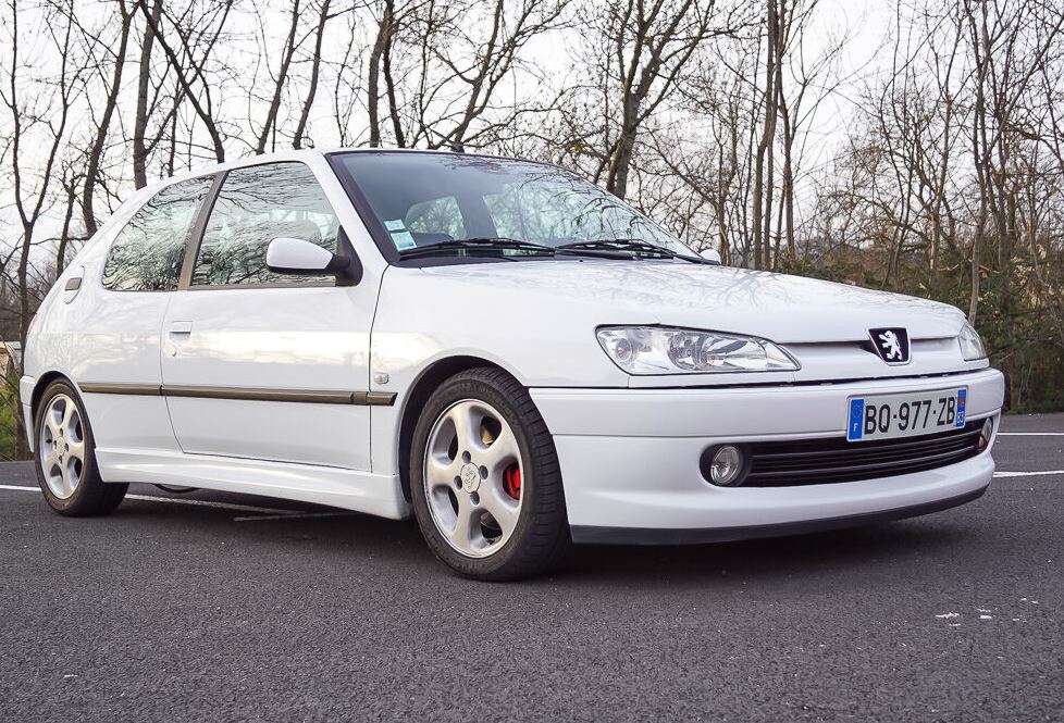 Peugeot 306 S16 blanche, héritière des Peugeot GTI