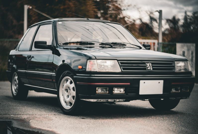 Peugeot 309 GTI16 noire, sportive de 160 ch