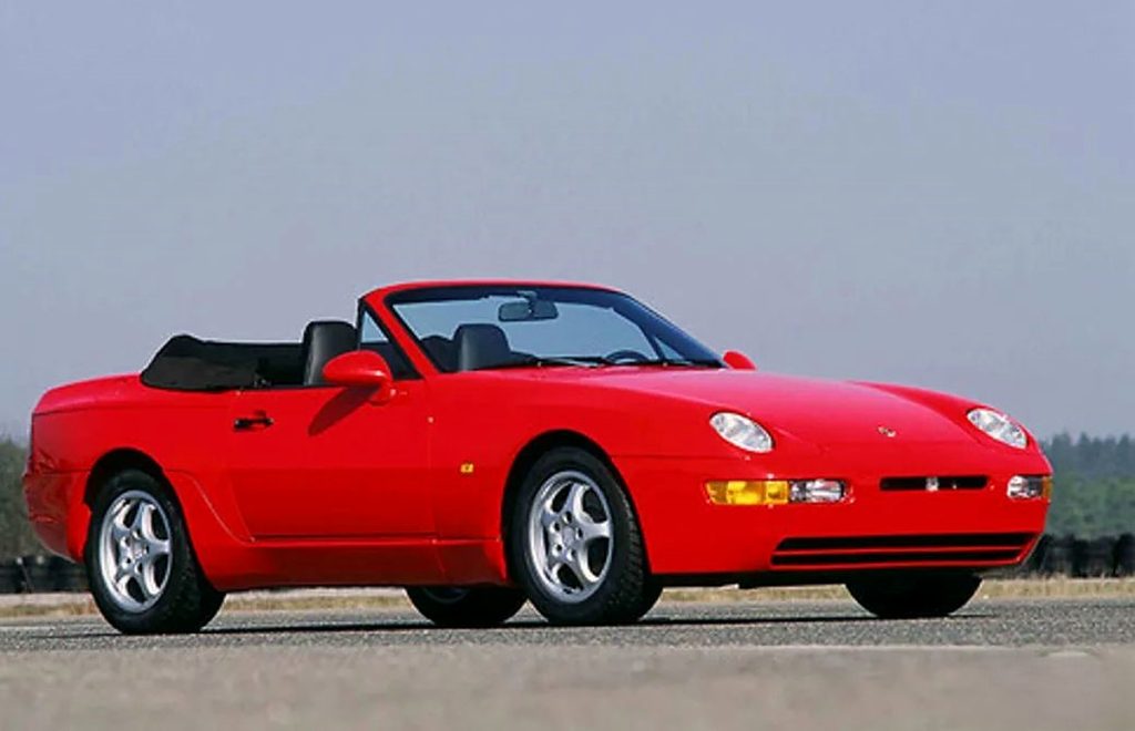 Porsche 968 Cabriolet rouge, version rare de la sportive allemande des années 1990