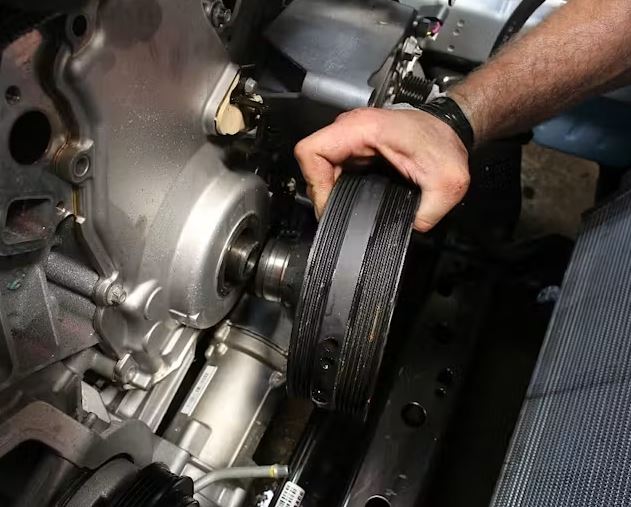 Démontage d’une poulie damper à l’extrémité du vilebrequin