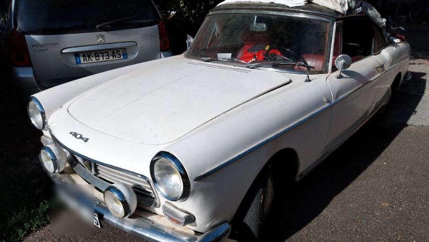 Peugeot 404 Cabriolet blanche de 1966 retrouvée lors d’une sortie de grange