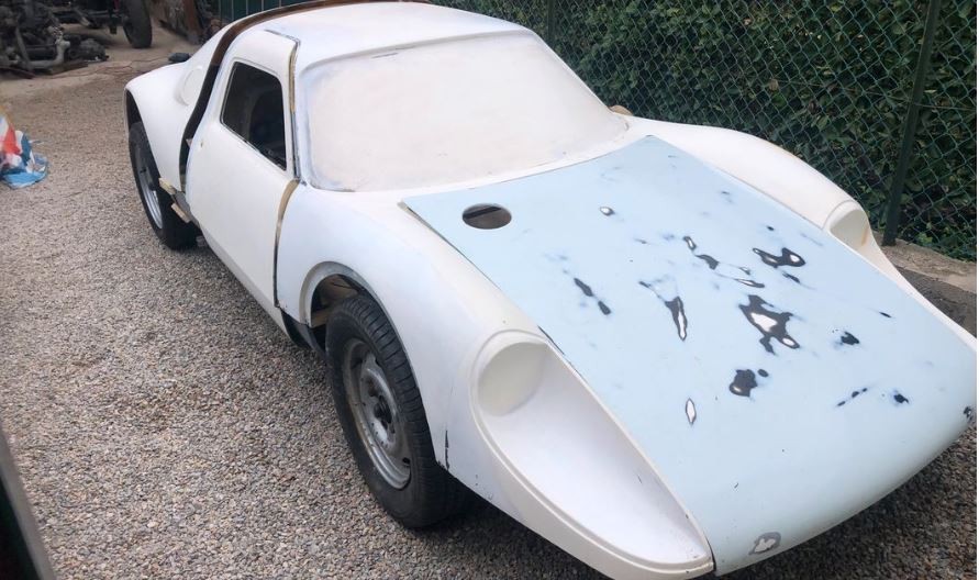 Réplique blanche de Porsche 904 Carrera GTS inachevée lors d’une sortie de grange