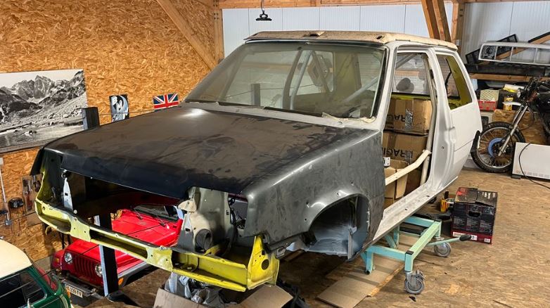 Renault 5 GT Turbo Coupe de France de 1988 démontée dans un atelier