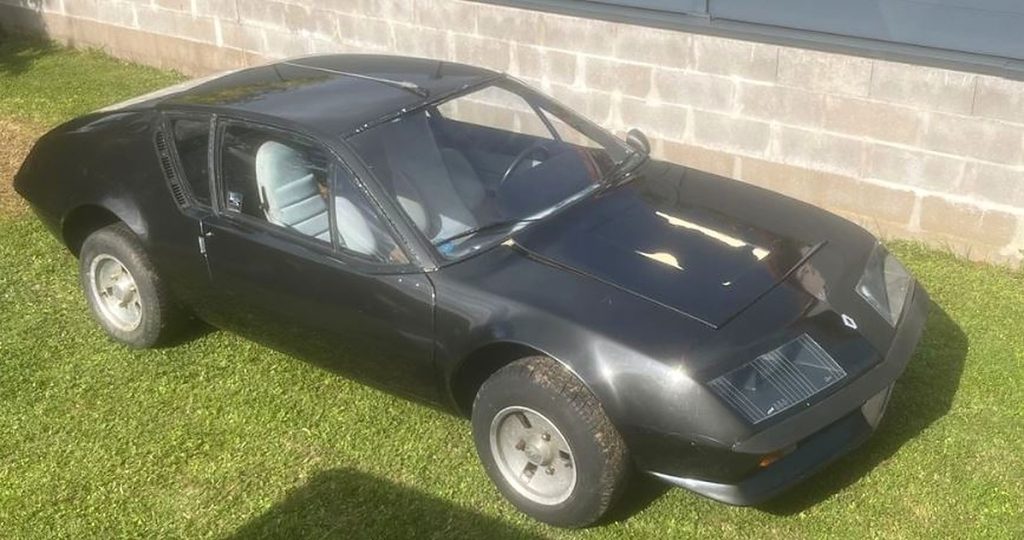 Alpine A310 V6 noire de 1978 lors d’une sortie de grange