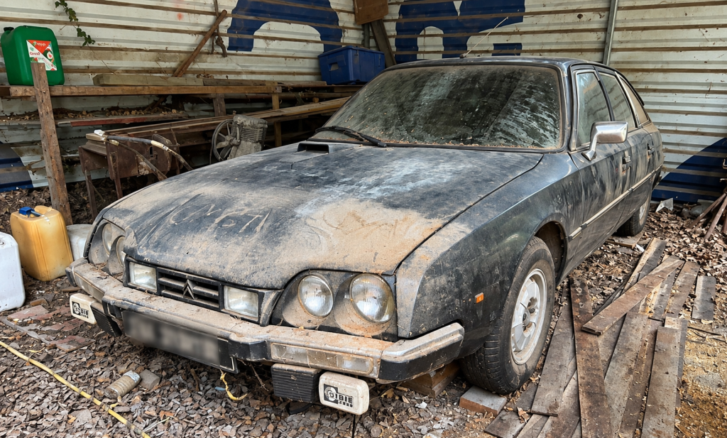 Citroën CX GTI 1978 couverte de poussière retrouvée dans une sortie de grange