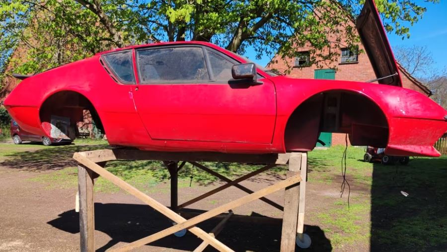 Alpine A310 V6 de 1981 démontée et posée sur tréteaux pour restauration