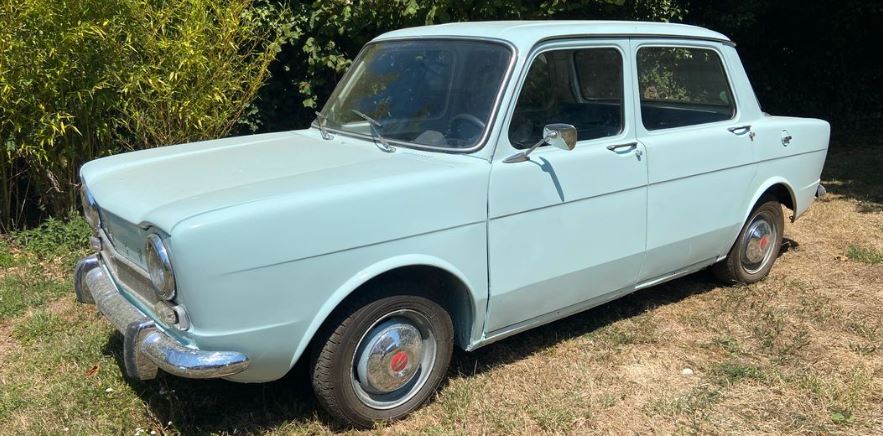 Simca 1000 de 1962 bleu clair retrouvée parmi les sorties de grange