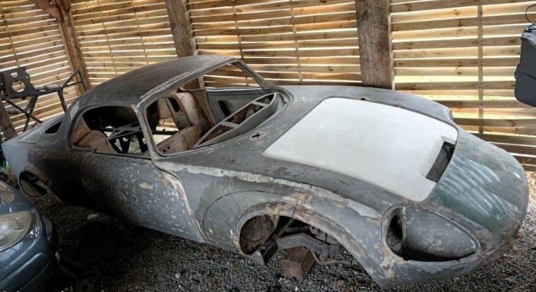 Matra Jet 6 de 1967 démontée et abandonnée sous un abri avant restauration