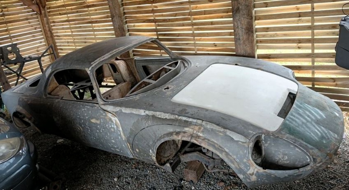 Matra Jet 6 de 1967 démontée et abandonnée sous un abri avant restauration
