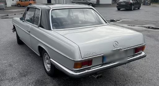 Mercedes 280 CE W114 de 1972 grise vue de trois quarts arrière