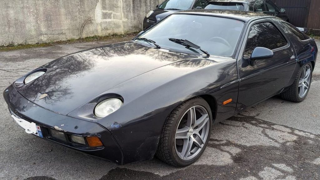 Porsche 928 de 1980 à restaurer avec carrosserie et pare-chocs marqués