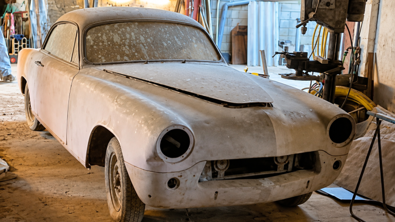 Simca Coupé de Ville de 1955 à restaurer découverte dans un atelier