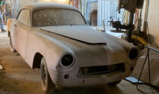 Simca Coupé de Ville de 1955 à restaurer découverte dans un atelier