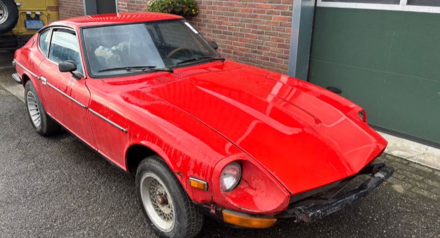 Datsun 240Z de 1973 rouge à restaurer après une longue immobilisation
