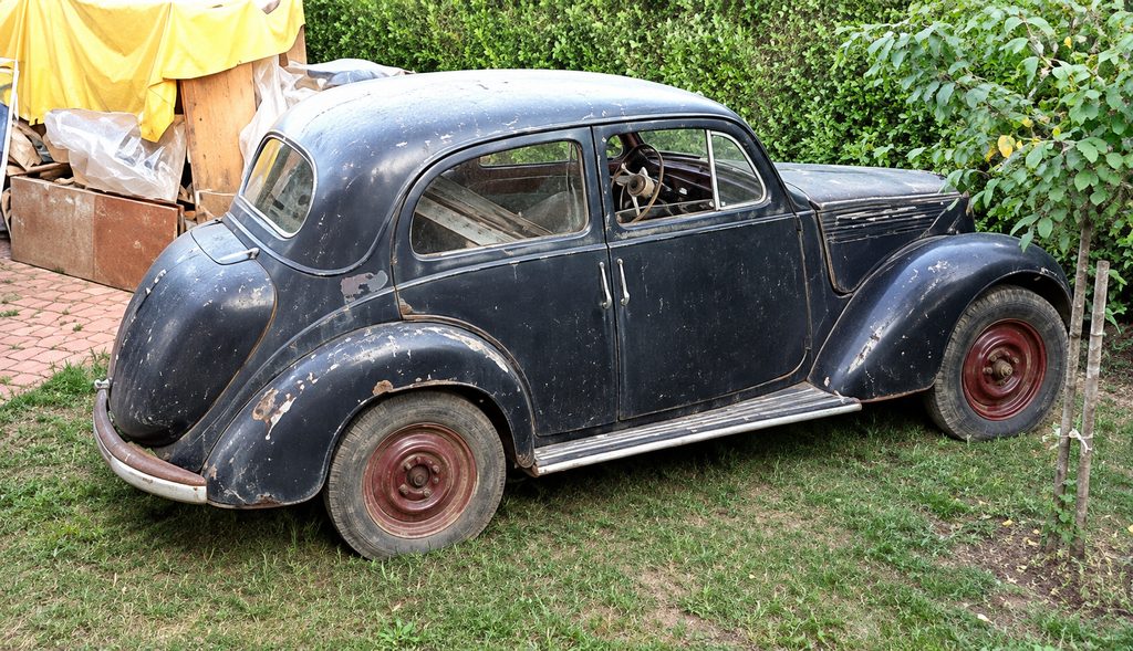 Simca 1200 Type 8 de 1950 dans son état de sortie de grange