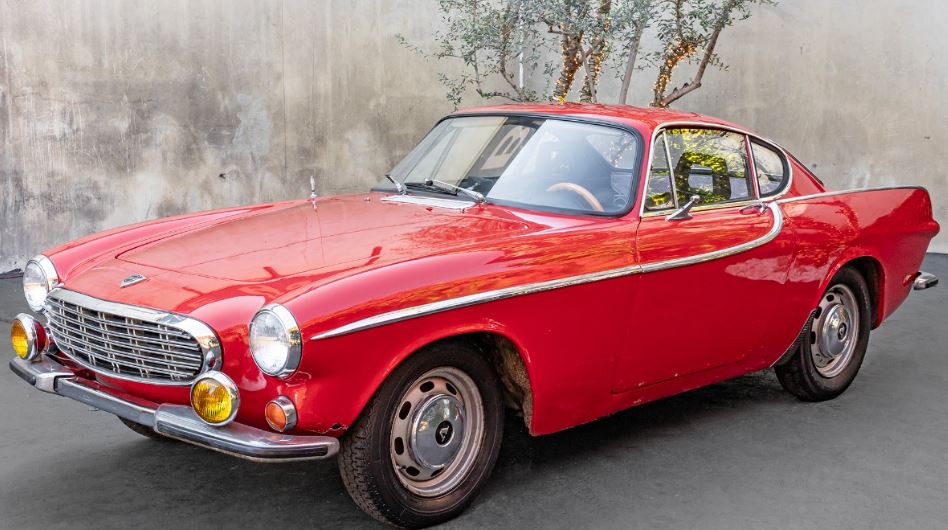 Volvo P1800 de 1966 rouge proposée parmi les sorties de grange