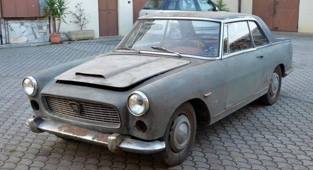 Lancia Flaminia Coupé de 1962 à restaurer parmi les sorties de grange