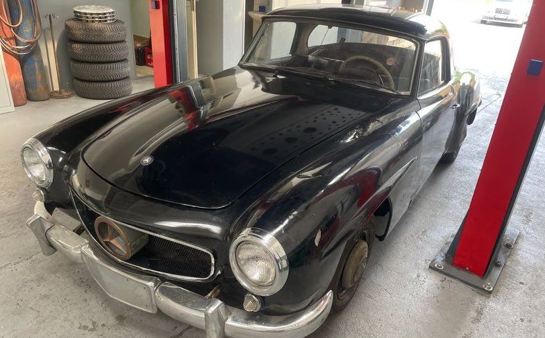 Mercedes 190 SL de 1960 à restaurer dans un atelier
