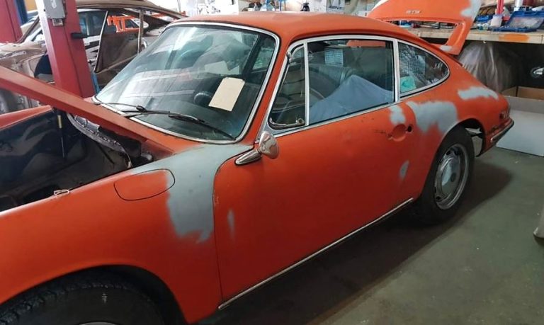 Porsche 912 de 1968 en cours de restauration parmi les sorties de grange