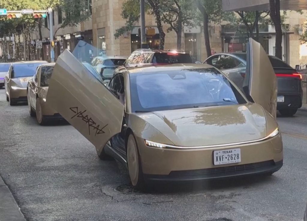 Tesla Cybercab dans les rues d’Austin avec ses portes ouvertes