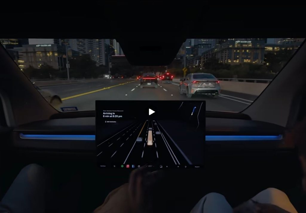 Tesla Cybercab circulant de nuit vu depuis son habitacle sans conducteur