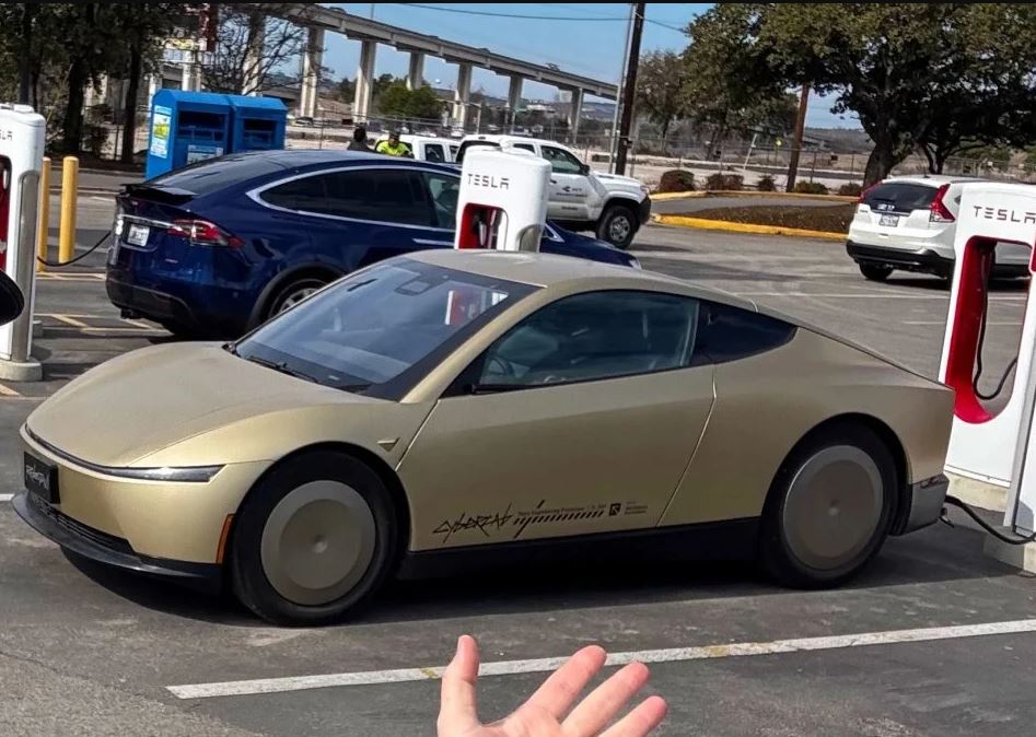 Tesla Cybercab à une station de recharge lors de son exploitation en robotaxi