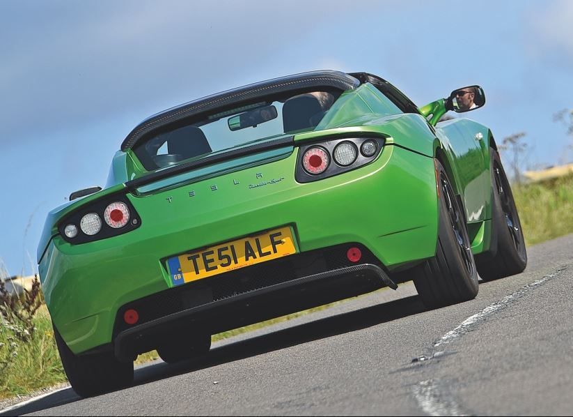 Tesla Roadster 2008 vert vu de trois quarts arrière sur route