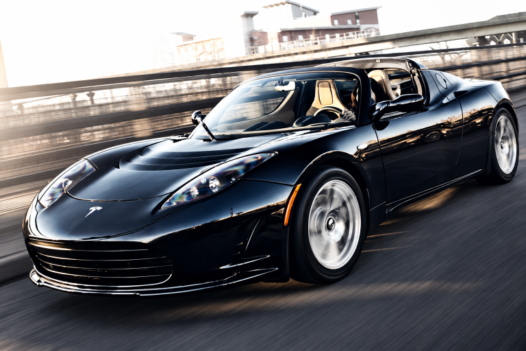 Tesla Roadster 2008 noir vu de trois quarts avant en mouvement