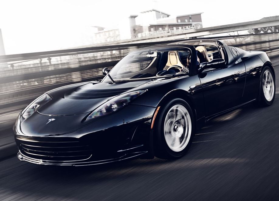Tesla Roadster 2008 noir vu de trois quarts avant en mouvement