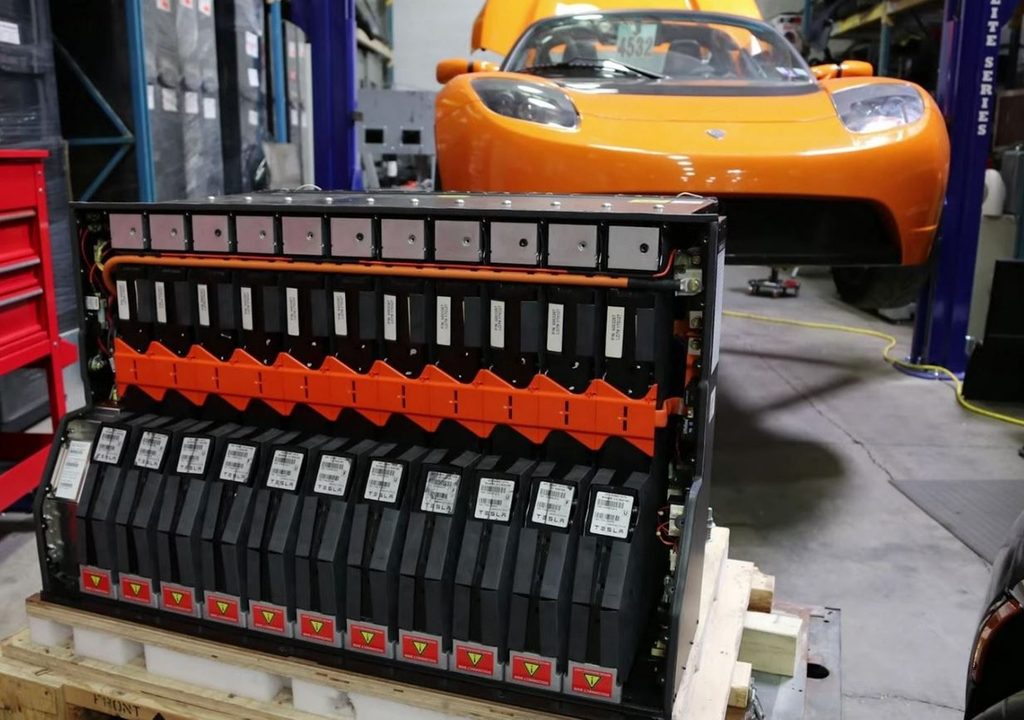 Batterie lithium-ion du Tesla Roadster 2008 démontée devant la voiture