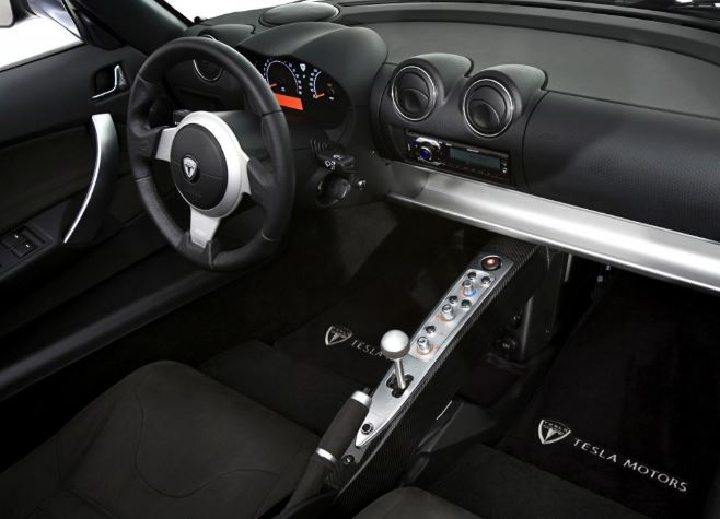 Intérieur du Tesla Roadster 2008 avec volant, instrumentation et console centrale