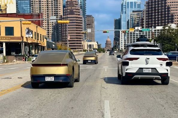 Tesla Cybercab circulant dans Austin aux côtés d’un autre véhicule autonome